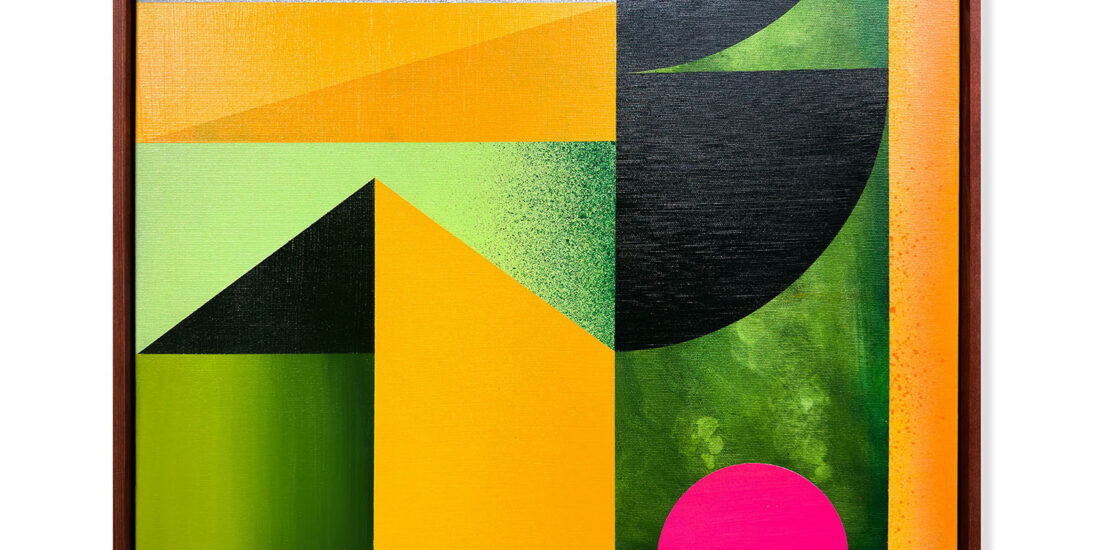 Pionowy obraz „Emerald Pulse” w drewnianej ramie teku. Abstrakcyjna, geometryczna kompozycja w odcieniach intensywnej zieleni i słonecznej żółci, przedstawiająca rytmiczne, pulsujące kształty.